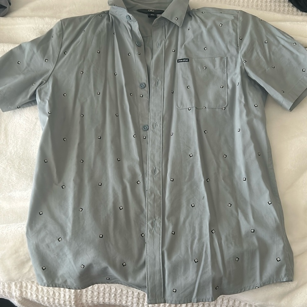 Blue patterned volcom boys button down shirt